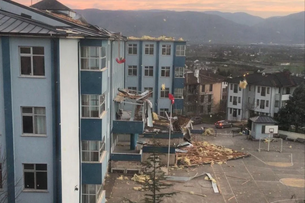 Düzce’de çatısı hasar gören okulda eğitime 1 gün ara!