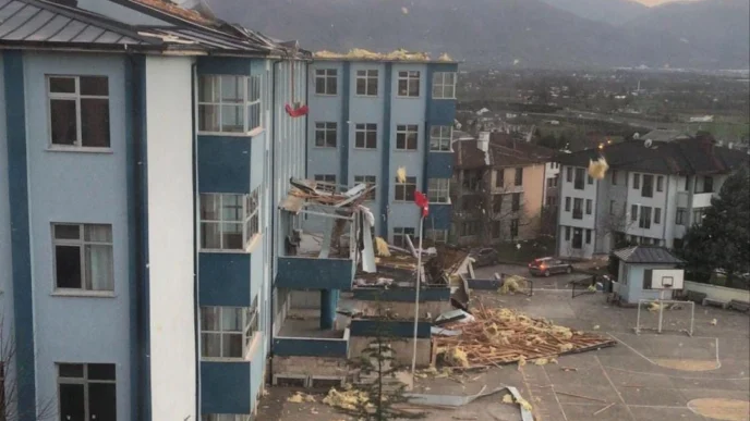 Düzce’de çatısı hasar gören okulda eğitime 1 gün ara!
