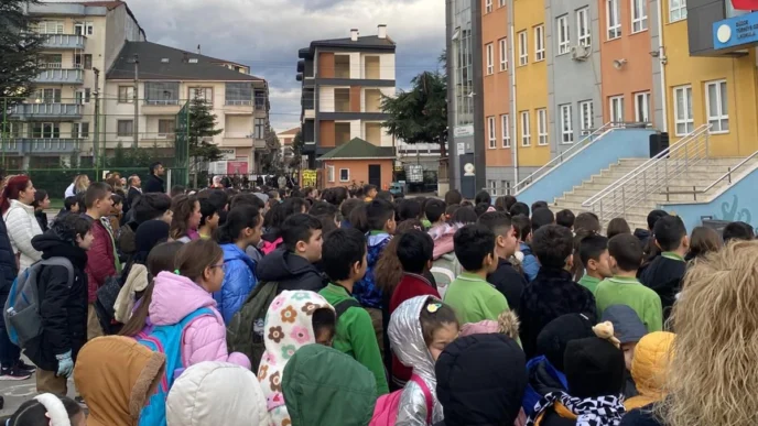 Düzce'de okullarda ilk derste saygı duruşu