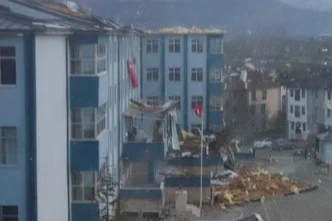 Düzce'de şiddetli rüzgârda lisenin çatısı yıkıldı