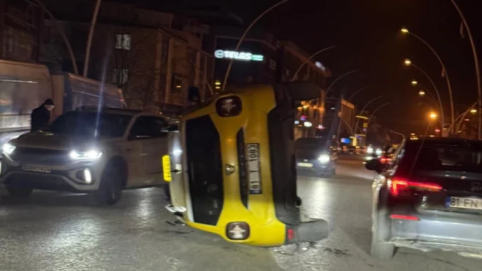 Düzce’de ticari taksi devrildi!