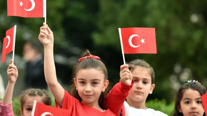 Eğitimde ikinci dönem 'Bayrak Sevgisi' temasıyla başladı