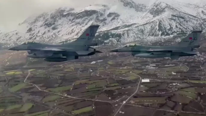 Erzincan semalarında muharip uçak geçişi