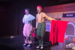 “İki Bavul Dolusu” minik tiyatroseverlerle buluştu