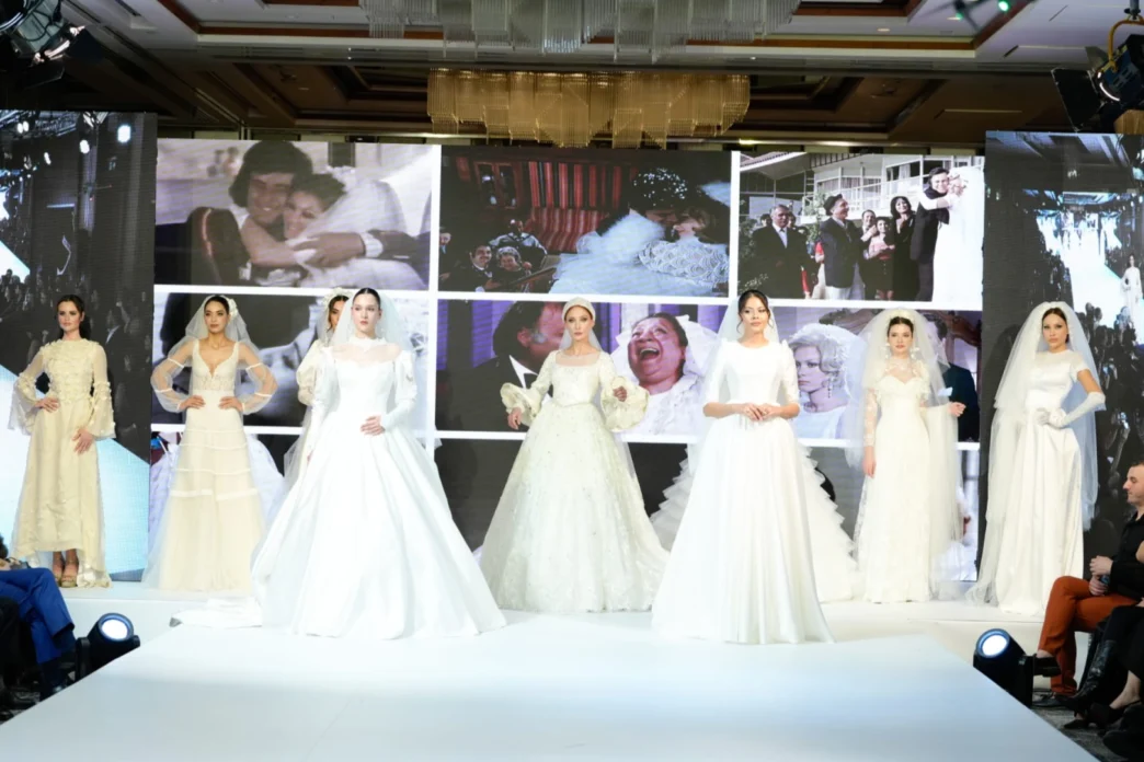 İstanbul’da gelinlik defilesi moda severleri büyüledi