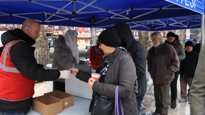 İzmit'te kandillik helva ikramı