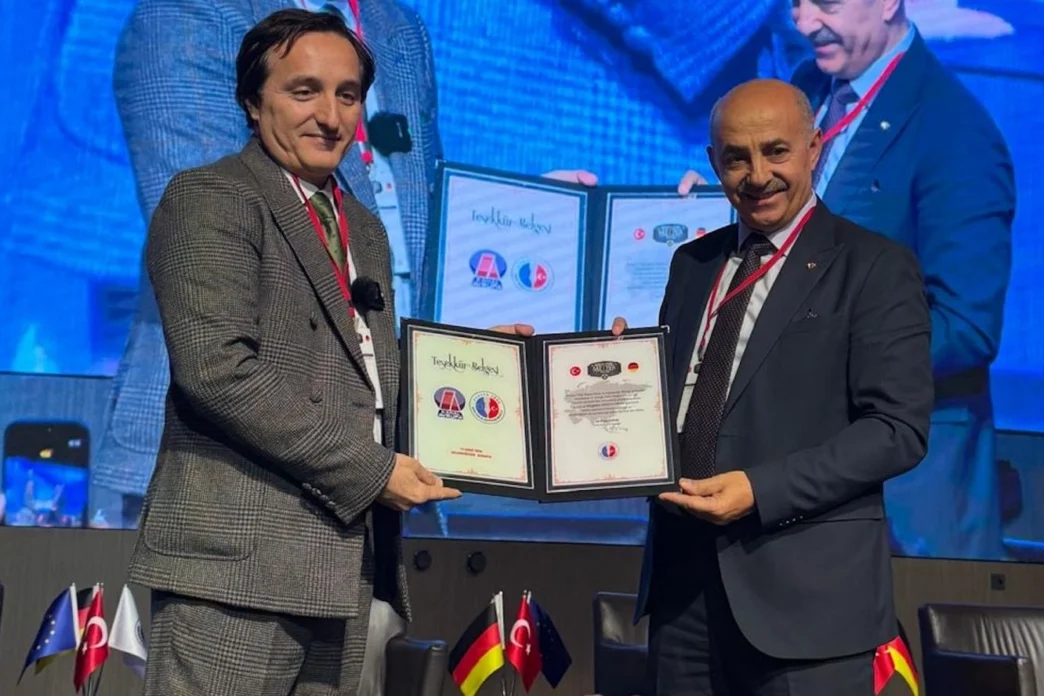 KGK Birleşik Krallık Temsilcisi Vatan Öz'e büyük onur 