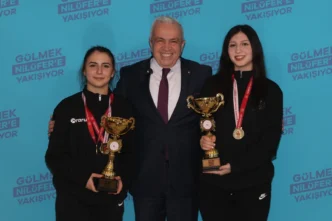 Nilüfer'in şampiyon kızlarından Başkan Özdemir'e kupa ziyareti
