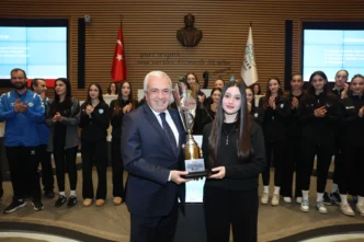 Bursa Nilüfer’in genç sporcuları başarılarını mecliste paylaştı