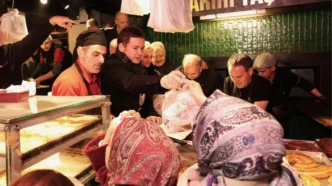 Bursa Osmangazi'de Başkan Aydın'dan Abdal Meydanı'nda sahur ikramı