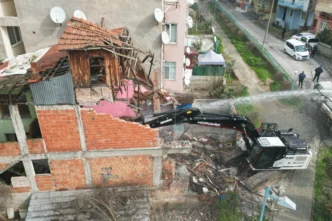 İzmit Kozluk’ta tehlike oluşturan metruk binaya yıkım