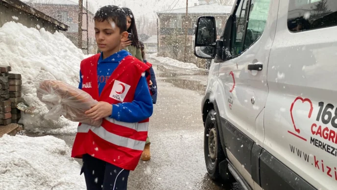 Ağrı’da Kızılay’dan gönülleri ısıtan pide dağıtımı