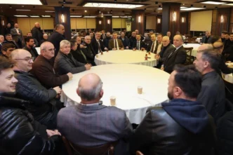 Kocaeli'de ziraatçılar, Başkan'ı çay içmeden bırakmadı