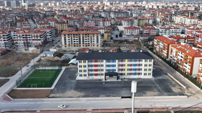 Konya Karatay'da 8 okul FIFA standardında sahalara kavuşuyor