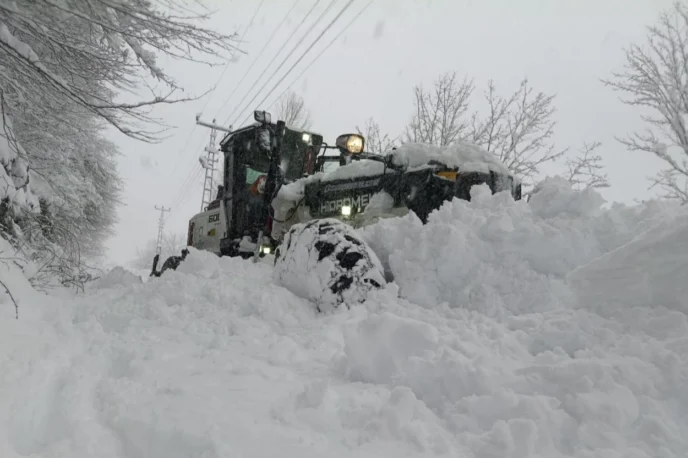 Ordu'da Büyükşehir ekipleri karla mücadelede sahada