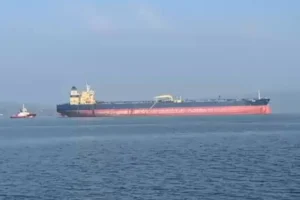 1915 Çanakkale Köprüsü önlerinde arızalanan tanker güvenli bölgeye çekildi