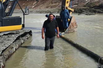 Ağrı’da Muhtar Yavuz Özen’in girişimiyle su hattı onarıldı