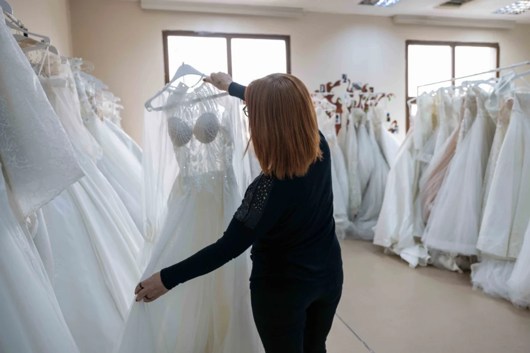 Gelinlikler hayalleri İzmir Bornova'da gerçeğe dönüşüyor