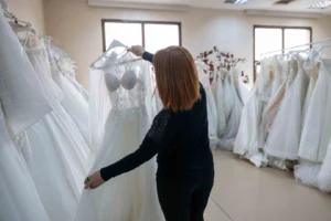 Gelinlikler hayalleri İzmir Bornova'da gerçeğe dönüşüyor