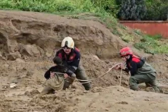 İzmir Torbalı'da çamura saplanan iki çocuğu itfaiye kurtardı