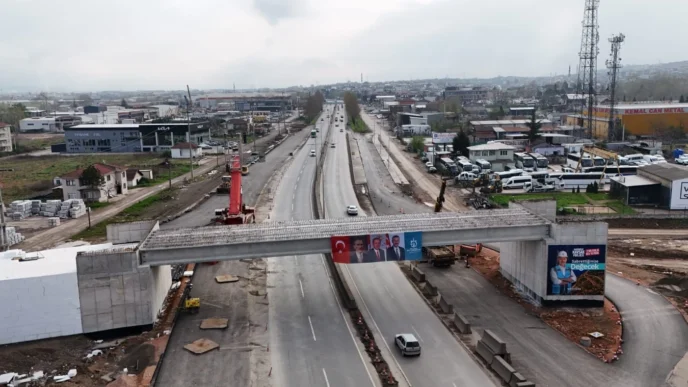 Kocaeli Başiskele'de dev kirişler 9 saatte yerleştirildi