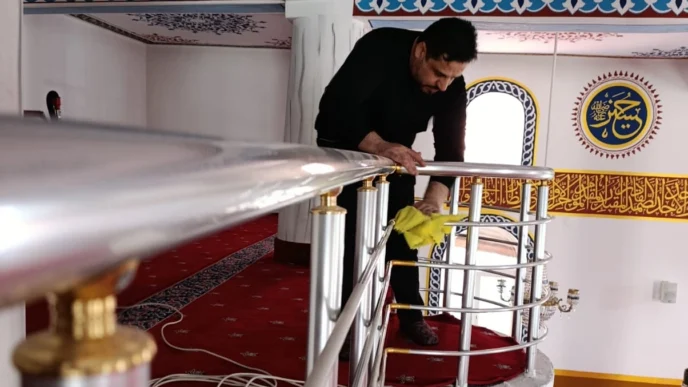 Ağrı'da elinde bez, gönlünde hizmet... Cesim Hoca camiyi bayrama hazırladı