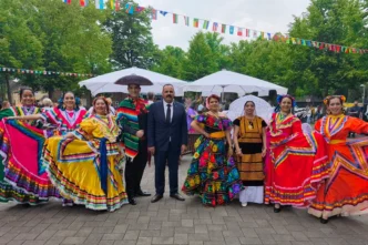 Almanya Dinslaken'de binlerce kişi geleneksel kutlamada buluştu