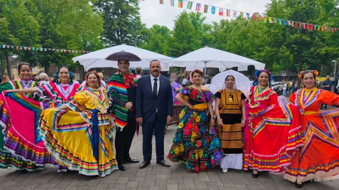 Almanya Dinslaken'de binlerce kişi geleneksel kutlamada buluştu