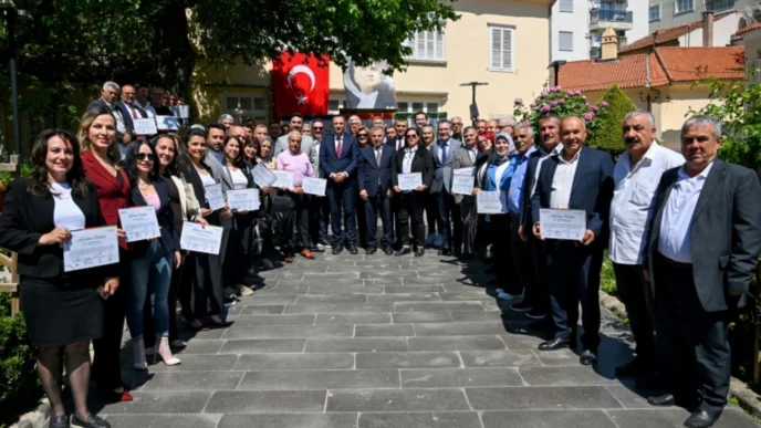 Bornova’da Muhtarlar Akademisi’nde mezuniyet heyecanı