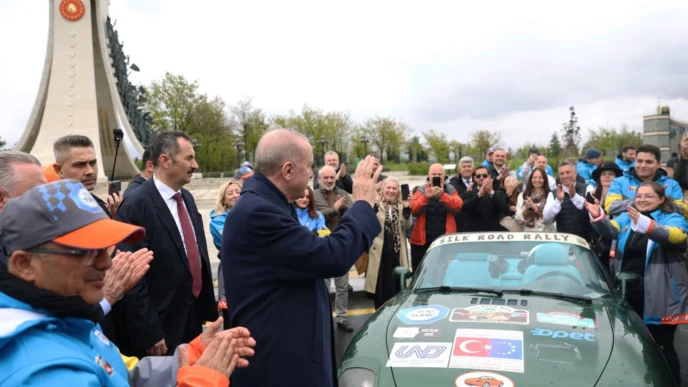 Cumhurbaşkanı Erdoğan, ralli kafilesini Külliye’den uğurladı