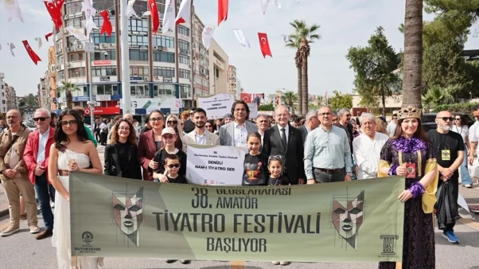 Denizli'de Uluslararası Amatör Tiyatro Festivali başladı