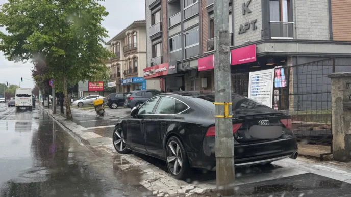 Düzce'de kaldırımlar araç işgali altında!