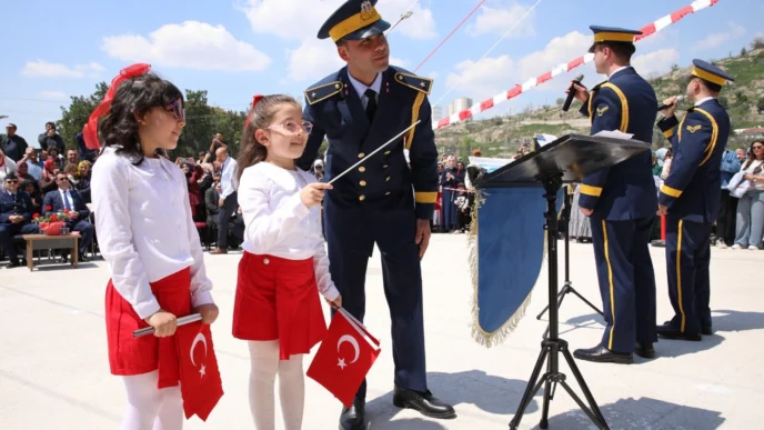 Hava Kuvvetleri Bandosu’ndan öğrencilere moral konseri