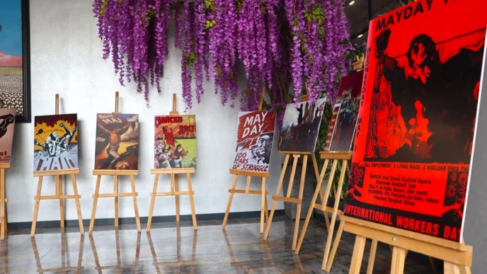 İstanbul Maltepe’de 1 Mayıs afişleri sergileniyor
