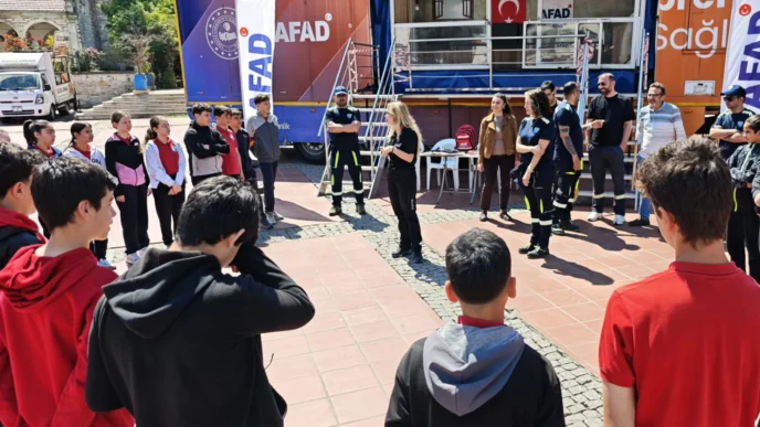 İzmir Aliağa'da deprem simülasyon tırı vatandaşla buluştu