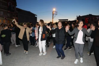 İzmir Çiğli'de binlerce kişi baharın renklerinde buluştu