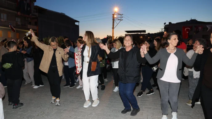 İzmir Çiğli'de binlerce kişi baharın renklerinde buluştu