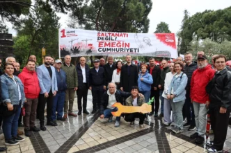 İzmir'de binlerce emekçi 1 Mayıs'ı kutladı