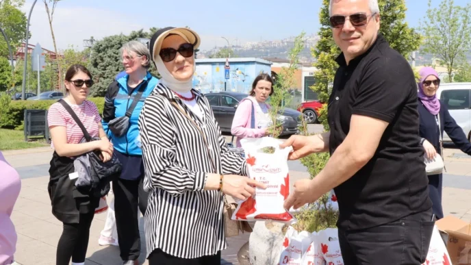 İzmit'ten sağlıklı yaşam yürüyüşünde annelere anlamlı jest