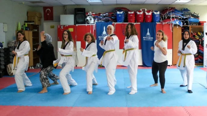 Kadınlar şiddete karşı kuşak giydi
