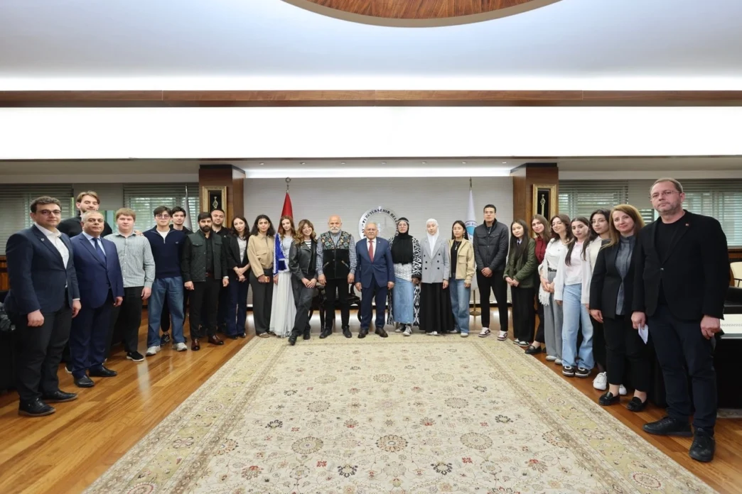 Kayseri'deki Türk Dünyası gençlerinden Başkan Büyükkılıç'a ziyaret