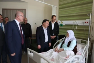 Kayseri Valisi Çiçek hastalarla bayramlaştı