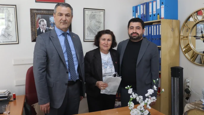 Kocaeli İzmit'te kadın muhtarlara Anneler Günü ziyareti