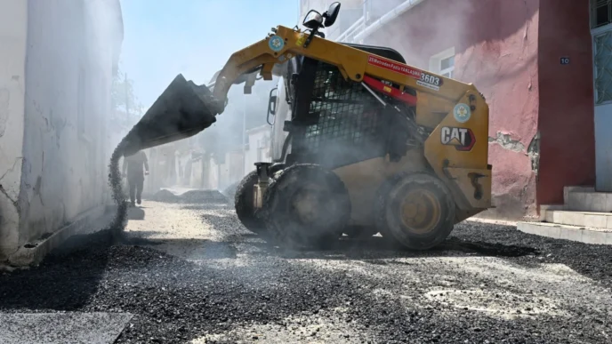Manisa Muradiye’de yol yenileme ve asfalt seferberliği