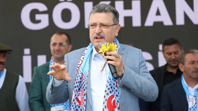 Trabzon'da Başkan Genç’ten şenlikte yol müjdesi