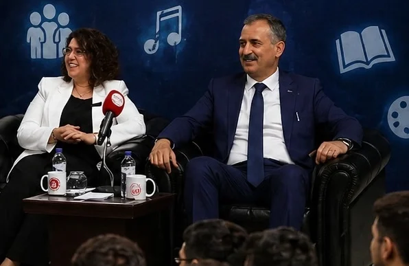 Vali Bozkurt ve eşi gençlerle “Muhabbete Gel Gecesi”nde buluştu