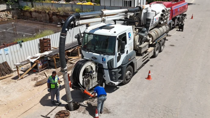 Antalya'da kanalizasyon hattı temizliği sürüyor
