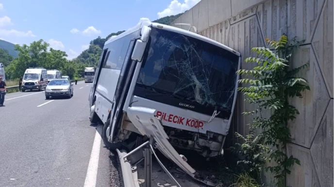 Bilecik’te midibüs tıra çarptı: 6 yaralı