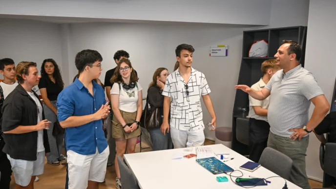 Bornovalı öğrenciler Gençlik Merkezi’nde Başkan Eşki ile buluştu