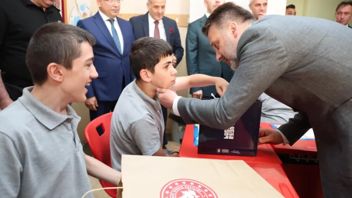 Bursa'da Başkan Vekili Biba öğrencilerin karne heyecanına ortak oldu